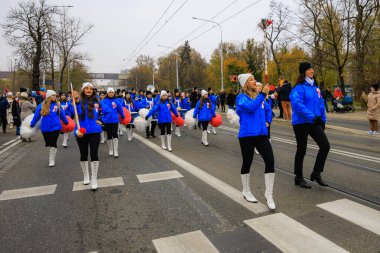 Wroclaw, Polonya - 11 Kasım 2024: Wroclaw 'da Neşeli Bağımsızlık Günü Yürüyüşü, Polonya Bayrakları, Öğrencileri ve 11 Kasım' ı Kutlayan Ailelerle Vatanseverlik Yürüyüşü