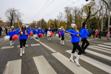 Wroclaw, Polonya - 11 Kasım 2024: Wroclaw 'da Neşeli Bağımsızlık Günü Yürüyüşü, Polonya Bayrakları, Öğrencileri ve 11 Kasım' ı Kutlayan Ailelerle Vatanseverlik Yürüyüşü