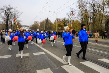 Wroclaw, Polonya - 11 Kasım 2024: Wroclaw 'da Neşeli Bağımsızlık Günü Yürüyüşü, Polonya Bayrakları, Öğrencileri ve 11 Kasım' ı Kutlayan Ailelerle Vatanseverlik Yürüyüşü