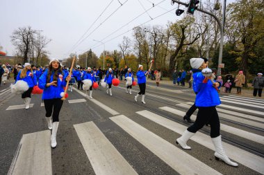 Wroclaw, Polonya - 11 Kasım 2024: Wroclaw 'da Neşeli Bağımsızlık Günü Yürüyüşü, Polonya Bayrakları, Öğrencileri ve 11 Kasım' ı Kutlayan Ailelerle Vatanseverlik Yürüyüşü