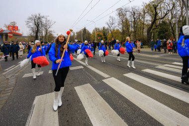 Wroclaw, Polonya - 11 Kasım 2024: Wroclaw 'da Neşeli Bağımsızlık Günü Yürüyüşü, Polonya Bayrakları, Öğrencileri ve 11 Kasım' ı Kutlayan Ailelerle Vatanseverlik Yürüyüşü