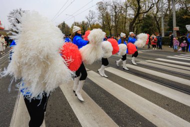 Wroclaw, Polonya - 11 Kasım 2024: Wroclaw 'da Neşeli Bağımsızlık Günü Yürüyüşü, Polonya Bayrakları, Öğrencileri ve 11 Kasım' ı Kutlayan Ailelerle Vatanseverlik Yürüyüşü