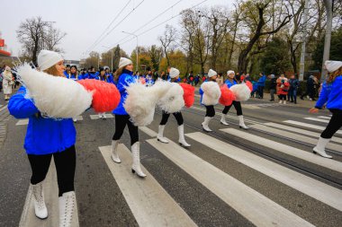 Wroclaw, Polonya - 11 Kasım 2024: Wroclaw 'da Neşeli Bağımsızlık Günü Yürüyüşü, Polonya Bayrakları, Öğrencileri ve 11 Kasım' ı Kutlayan Ailelerle Vatanseverlik Yürüyüşü