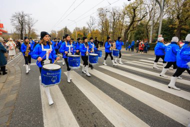 Wroclaw, Polonya - 11 Kasım 2024: Wroclaw 'da Neşeli Bağımsızlık Günü Yürüyüşü, Polonya Bayrakları, Öğrencileri ve 11 Kasım' ı Kutlayan Ailelerle Vatanseverlik Yürüyüşü