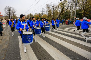 Wroclaw, Polonya - 11 Kasım 2024: Wroclaw 'da Neşeli Bağımsızlık Günü Yürüyüşü, Polonya Bayrakları, Öğrencileri ve 11 Kasım' ı Kutlayan Ailelerle Vatanseverlik Yürüyüşü