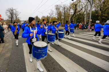 Wroclaw, Polonya - 11 Kasım 2024: Wroclaw 'da Neşeli Bağımsızlık Günü Yürüyüşü, Polonya Bayrakları, Öğrencileri ve 11 Kasım' ı Kutlayan Ailelerle Vatanseverlik Yürüyüşü