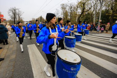 Wroclaw, Polonya - 11 Kasım 2024: Wroclaw 'da Neşeli Bağımsızlık Günü Yürüyüşü, Polonya Bayrakları, Öğrencileri ve 11 Kasım' ı Kutlayan Ailelerle Vatanseverlik Yürüyüşü