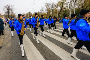 Wroclaw, Polonya - 11 Kasım 2024: Wroclaw 'da Neşeli Bağımsızlık Günü Yürüyüşü, Polonya Bayrakları, Öğrencileri ve 11 Kasım' ı Kutlayan Ailelerle Vatanseverlik Yürüyüşü