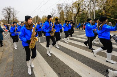 Wroclaw, Polonya - 11 Kasım 2024: Wroclaw 'da Neşeli Bağımsızlık Günü Yürüyüşü, Polonya Bayrakları, Öğrencileri ve 11 Kasım' ı Kutlayan Ailelerle Vatanseverlik Yürüyüşü