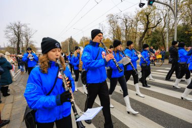 Wroclaw, Polonya - 11 Kasım 2024: Wroclaw 'da Neşeli Bağımsızlık Günü Yürüyüşü, Polonya Bayrakları, Öğrencileri ve 11 Kasım' ı Kutlayan Ailelerle Vatanseverlik Yürüyüşü