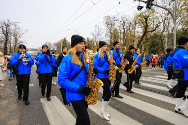Wroclaw, Polonya - 11 Kasım 2024: Wroclaw 'da Neşeli Bağımsızlık Günü Yürüyüşü, Polonya Bayrakları, Öğrencileri ve 11 Kasım' ı Kutlayan Ailelerle Vatanseverlik Yürüyüşü
