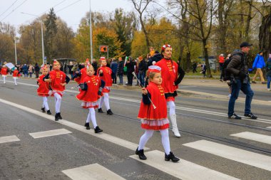 Wroclaw, Polonya - 11 Kasım 2024: Wroclaw 'da Neşeli Bağımsızlık Günü Yürüyüşü, Polonya Bayrakları, Öğrencileri ve 11 Kasım' ı Kutlayan Ailelerle Vatanseverlik Yürüyüşü