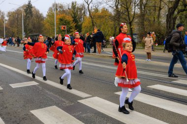 Wroclaw, Polonya - 11 Kasım 2024: Wroclaw 'da Neşeli Bağımsızlık Günü Yürüyüşü, Polonya Bayrakları, Öğrencileri ve 11 Kasım' ı Kutlayan Ailelerle Vatanseverlik Yürüyüşü