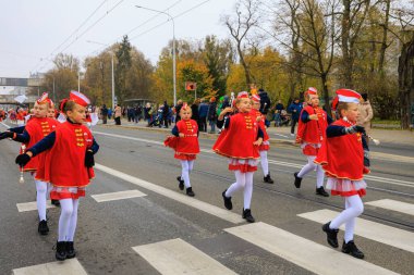 Wroclaw, Polonya - 11 Kasım 2024: Wroclaw 'da Neşeli Bağımsızlık Günü Yürüyüşü, Polonya Bayrakları, Öğrencileri ve 11 Kasım' ı Kutlayan Ailelerle Vatanseverlik Yürüyüşü