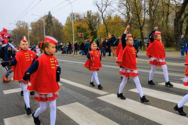 Wroclaw, Polonya - 11 Kasım 2024: Wroclaw 'da Neşeli Bağımsızlık Günü Yürüyüşü, Polonya Bayrakları, Öğrencileri ve 11 Kasım' ı Kutlayan Ailelerle Vatanseverlik Yürüyüşü