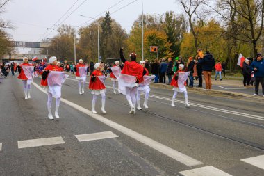 Wroclaw, Polonya - 11 Kasım 2024: Wroclaw 'da Neşeli Bağımsızlık Günü Yürüyüşü, Polonya Bayrakları, Öğrencileri ve 11 Kasım' ı Kutlayan Ailelerle Vatanseverlik Yürüyüşü