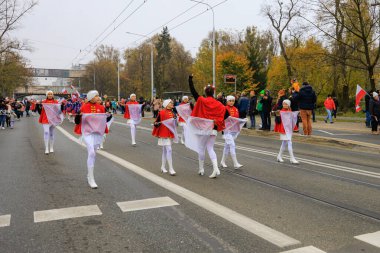 Wroclaw, Polonya - 11 Kasım 2024: Wroclaw 'da Neşeli Bağımsızlık Günü Yürüyüşü, Polonya Bayrakları, Öğrencileri ve 11 Kasım' ı Kutlayan Ailelerle Vatanseverlik Yürüyüşü