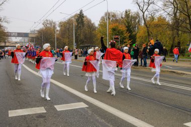 Wroclaw, Polonya - 11 Kasım 2024: Wroclaw 'da Neşeli Bağımsızlık Günü Yürüyüşü, Polonya Bayrakları, Öğrencileri ve 11 Kasım' ı Kutlayan Ailelerle Vatanseverlik Yürüyüşü