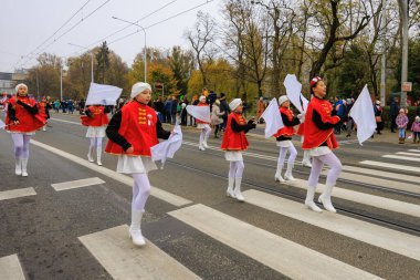 Wroclaw, Polonya - 11 Kasım 2024: Wroclaw 'da Neşeli Bağımsızlık Günü Yürüyüşü, Polonya Bayrakları, Öğrencileri ve 11 Kasım' ı Kutlayan Ailelerle Vatanseverlik Yürüyüşü