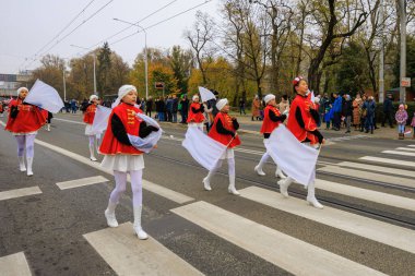 Wroclaw, Polonya - 11 Kasım 2024: Wroclaw 'da Neşeli Bağımsızlık Günü Yürüyüşü, Polonya Bayrakları, Öğrencileri ve 11 Kasım' ı Kutlayan Ailelerle Vatanseverlik Yürüyüşü