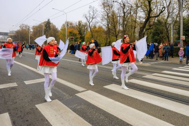 Wroclaw, Polonya - 11 Kasım 2024: Wroclaw 'da Neşeli Bağımsızlık Günü Yürüyüşü, Polonya Bayrakları, Öğrencileri ve 11 Kasım' ı Kutlayan Ailelerle Vatanseverlik Yürüyüşü