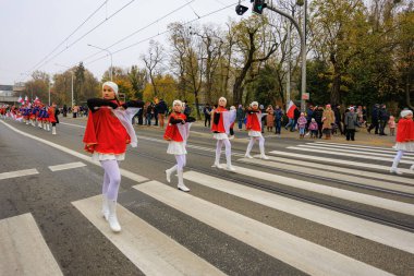 Wroclaw, Polonya - 11 Kasım 2024: Wroclaw 'da Neşeli Bağımsızlık Günü Yürüyüşü, Polonya Bayrakları, Öğrencileri ve 11 Kasım' ı Kutlayan Ailelerle Vatanseverlik Yürüyüşü