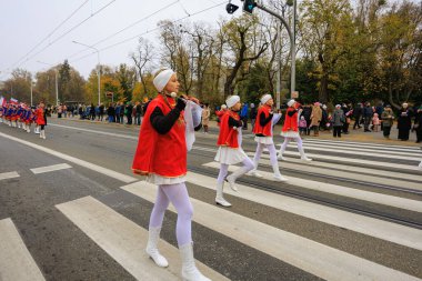 Wroclaw, Polonya - 11 Kasım 2024: Wroclaw 'da Neşeli Bağımsızlık Günü Yürüyüşü, Polonya Bayrakları, Öğrencileri ve 11 Kasım' ı Kutlayan Ailelerle Vatanseverlik Yürüyüşü