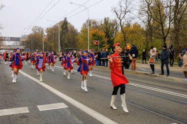 Wroclaw, Polonya - 11 Kasım 2024: Wroclaw 'da Neşeli Bağımsızlık Günü Yürüyüşü, Polonya Bayrakları, Öğrencileri ve 11 Kasım' ı Kutlayan Ailelerle Vatanseverlik Yürüyüşü