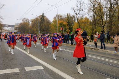 Wroclaw, Polonya - 11 Kasım 2024: Wroclaw 'da Neşeli Bağımsızlık Günü Yürüyüşü, Polonya Bayrakları, Öğrencileri ve 11 Kasım' ı Kutlayan Ailelerle Vatanseverlik Yürüyüşü