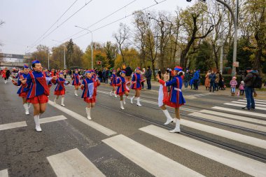 Wroclaw, Polonya - 11 Kasım 2024: Wroclaw 'da Neşeli Bağımsızlık Günü Yürüyüşü, Polonya Bayrakları, Öğrencileri ve 11 Kasım' ı Kutlayan Ailelerle Vatanseverlik Yürüyüşü