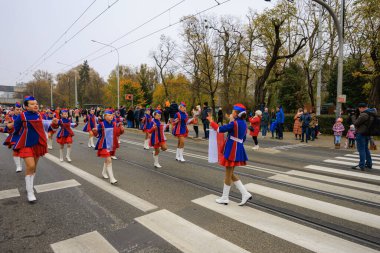 Wroclaw, Polonya - 11 Kasım 2024: Wroclaw 'da Neşeli Bağımsızlık Günü Yürüyüşü, Polonya Bayrakları, Öğrencileri ve 11 Kasım' ı Kutlayan Ailelerle Vatanseverlik Yürüyüşü