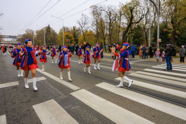 Wroclaw, Polonya - 11 Kasım 2024: Wroclaw 'da Neşeli Bağımsızlık Günü Yürüyüşü, Polonya Bayrakları, Öğrencileri ve 11 Kasım' ı Kutlayan Ailelerle Vatanseverlik Yürüyüşü