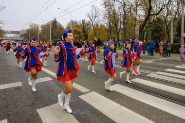 Wroclaw, Polonya - 11 Kasım 2024: Wroclaw 'da Neşeli Bağımsızlık Günü Yürüyüşü, Polonya Bayrakları, Öğrencileri ve 11 Kasım' ı Kutlayan Ailelerle Vatanseverlik Yürüyüşü