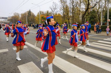 Wroclaw, Polonya - 11 Kasım 2024: Wroclaw 'da Neşeli Bağımsızlık Günü Yürüyüşü, Polonya Bayrakları, Öğrencileri ve 11 Kasım' ı Kutlayan Ailelerle Vatanseverlik Yürüyüşü