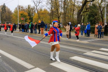 Wroclaw, Polonya - 11 Kasım 2024: Wroclaw 'da Neşeli Bağımsızlık Günü Yürüyüşü, Polonya Bayrakları, Öğrencileri ve 11 Kasım' ı Kutlayan Ailelerle Vatanseverlik Yürüyüşü
