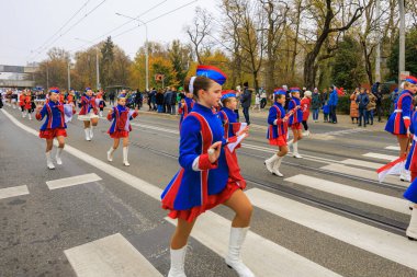 Wroclaw, Polonya - 11 Kasım 2024: Wroclaw 'da Neşeli Bağımsızlık Günü Yürüyüşü, Polonya Bayrakları, Öğrencileri ve 11 Kasım' ı Kutlayan Ailelerle Vatanseverlik Yürüyüşü