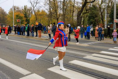 Wroclaw, Polonya - 11 Kasım 2024: Wroclaw 'da Neşeli Bağımsızlık Günü Yürüyüşü, Polonya Bayrakları, Öğrencileri ve 11 Kasım' ı Kutlayan Ailelerle Vatanseverlik Yürüyüşü