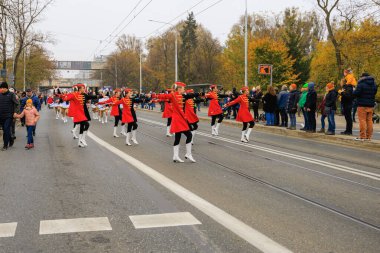 Wroclaw, Polonya - 11 Kasım 2024: Wroclaw 'da Neşeli Bağımsızlık Günü Yürüyüşü, Polonya Bayrakları, Öğrencileri ve 11 Kasım' ı Kutlayan Ailelerle Vatanseverlik Yürüyüşü