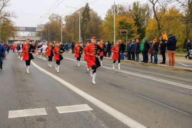 Wroclaw, Polonya - 11 Kasım 2024: Wroclaw 'da Neşeli Bağımsızlık Günü Yürüyüşü, Polonya Bayrakları, Öğrencileri ve 11 Kasım' ı Kutlayan Ailelerle Vatanseverlik Yürüyüşü