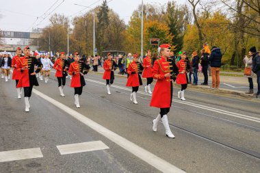 Wroclaw, Polonya - 11 Kasım 2024: Wroclaw 'da Neşeli Bağımsızlık Günü Yürüyüşü, Polonya Bayrakları, Öğrencileri ve 11 Kasım' ı Kutlayan Ailelerle Vatanseverlik Yürüyüşü