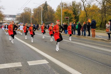 Wroclaw, Polonya - 11 Kasım 2024: Wroclaw 'da Neşeli Bağımsızlık Günü Yürüyüşü, Polonya Bayrakları, Öğrencileri ve 11 Kasım' ı Kutlayan Ailelerle Vatanseverlik Yürüyüşü