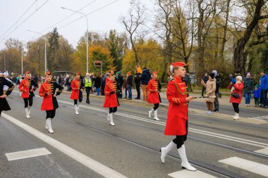 Wroclaw, Polonya - 11 Kasım 2024: Wroclaw 'da Neşeli Bağımsızlık Günü Yürüyüşü, Polonya Bayrakları, Öğrencileri ve 11 Kasım' ı Kutlayan Ailelerle Vatanseverlik Yürüyüşü