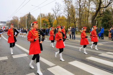 Wroclaw, Polonya - 11 Kasım 2024: Wroclaw 'da Neşeli Bağımsızlık Günü Yürüyüşü, Polonya Bayrakları, Öğrencileri ve 11 Kasım' ı Kutlayan Ailelerle Vatanseverlik Yürüyüşü