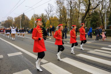 Wroclaw, Polonya - 11 Kasım 2024: Wroclaw 'da Neşeli Bağımsızlık Günü Yürüyüşü, Polonya Bayrakları, Öğrencileri ve 11 Kasım' ı Kutlayan Ailelerle Vatanseverlik Yürüyüşü