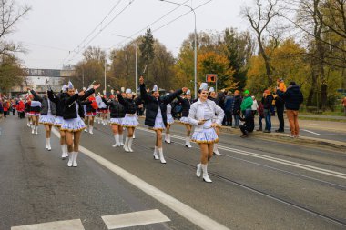 Wroclaw, Polonya - 11 Kasım 2024: Wroclaw 'da Neşeli Bağımsızlık Günü Yürüyüşü, Polonya Bayrakları, Öğrencileri ve 11 Kasım' ı Kutlayan Ailelerle Vatanseverlik Yürüyüşü