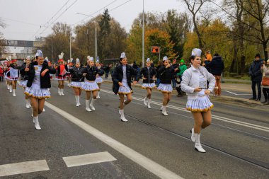 Wroclaw, Polonya - 11 Kasım 2024: Wroclaw 'da Neşeli Bağımsızlık Günü Yürüyüşü, Polonya Bayrakları, Öğrencileri ve 11 Kasım' ı Kutlayan Ailelerle Vatanseverlik Yürüyüşü