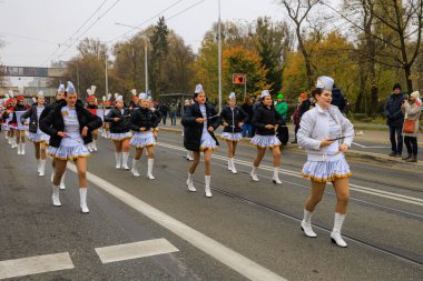 Wroclaw, Polonya - 11 Kasım 2024: Wroclaw 'da Neşeli Bağımsızlık Günü Yürüyüşü, Polonya Bayrakları, Öğrencileri ve 11 Kasım' ı Kutlayan Ailelerle Vatanseverlik Yürüyüşü