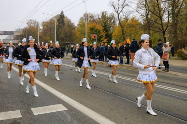 Wroclaw, Polonya - 11 Kasım 2024: Wroclaw 'da Neşeli Bağımsızlık Günü Yürüyüşü, Polonya Bayrakları, Öğrencileri ve 11 Kasım' ı Kutlayan Ailelerle Vatanseverlik Yürüyüşü