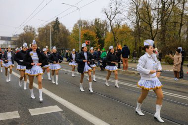 Wroclaw, Polonya - 11 Kasım 2024: Wroclaw 'da Neşeli Bağımsızlık Günü Yürüyüşü, Polonya Bayrakları, Öğrencileri ve 11 Kasım' ı Kutlayan Ailelerle Vatanseverlik Yürüyüşü