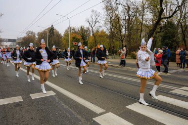 Wroclaw, Polonya - 11 Kasım 2024: Wroclaw 'da Neşeli Bağımsızlık Günü Yürüyüşü, Polonya Bayrakları, Öğrencileri ve 11 Kasım' ı Kutlayan Ailelerle Vatanseverlik Yürüyüşü